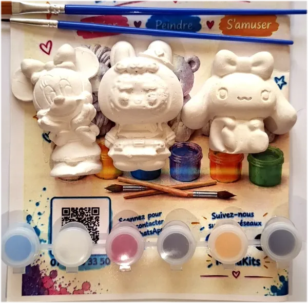 MiniaKits kit with 3 small figurines