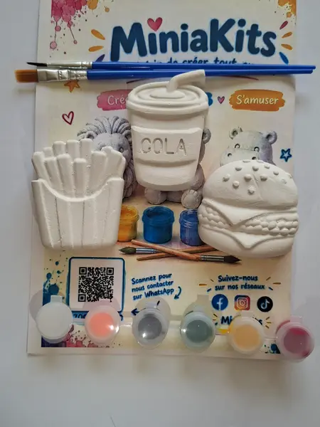 Kit MiniaKits modèle 02 : figurines en plâtre à peindre, peintures et pinceaux