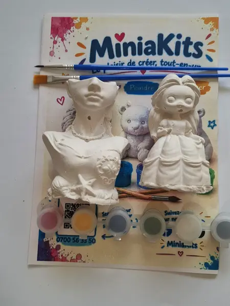 Kit MiniaKits modèle 04 : figurines en plâtre à peindre, peintures et pinceaux
