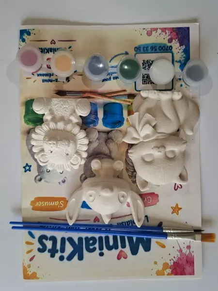 Kit MiniaKits modèle 08 : figurines en plâtre à peindre, peintures et pinceaux
