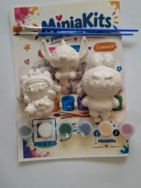 Kit MiniaKits modèle 15 : figurines en plâtre à peindre, peintures et pinceaux